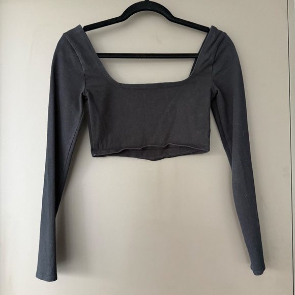 Black Stretchy Material Long Sleeve Crop Top - Picture 3 of 4